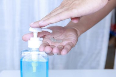 4K yakın plan el dezenfektanı jeli kullanan adam. Coronavirus el dezenfektanı jeli temiz eller için hijyen korona virüsü. Adam alkolsüz jel kullanıyor. Covid-19 konsepti.