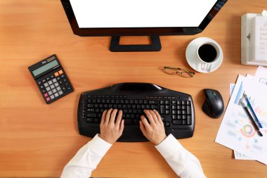 İş ve finans kavramı. İş dünyasının üst düzey yöneticileri. Kadınlar boş ekranlı bilgisayar kullanıyor. İş kadınları bilgisayar ağı beyaz renk ekranı kullanıyor.