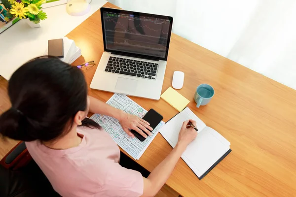 Üzletasszonyok Laptopelemzési Tőzsdei Táblázatot Használnak Üzletemberek Laptopot Használnak Hogy Eladják — Stock Fotó