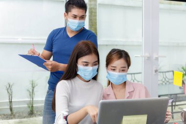 Asya İş Adamları Toplantısı Özel İçişleri Bakanlığı 'nda çalışmaya başladı. Coronavirüs salgını arasında sosyal mesafeler açıldı. Yeni nesil iş adamları dizüstü bilgisayardan analiz çalışmaları ile karşılaştılar.