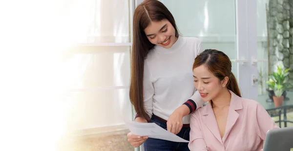 Asya iş adamları beyin fırtınası toplantısı. Özel İçişleri 'nde çalışmaya başla. Yeni nesil iş adamları yeni iş geliştirme, başlangıç kavramı üzerinde çalışıyor.