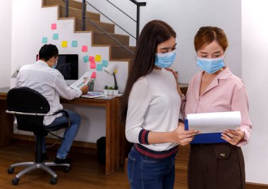 İş Ekibi Beyin Fırtınası toplantısı. Özel İçişleri Bakanlığı 'nda çalışan bir grup iş adamı. Laptopla çalışan genç iş adamları. Asian takım çalışması çalışanları ofisteki ekiple fikir paylaşıyor.