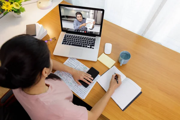 Business Video Anruf Geschäftsmann Und Geschäftsfrau Analyse Finanzbericht Mit Videokonferenz — Stockfoto