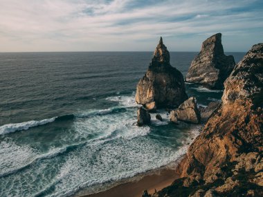 Portekiz okyanus dalgalarını dolaş Cabo da Roca