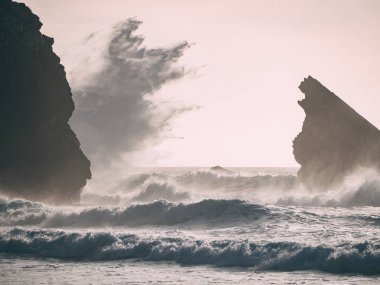 Portekiz 'i dolaş Naziler Cabo da Roca' da sörf yapan büyük dalgalar