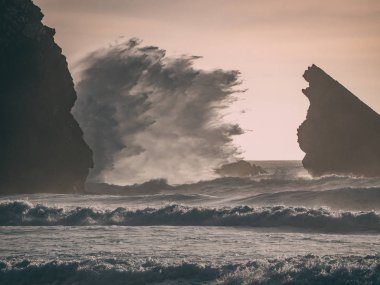 Portekiz 'i dolaş Naziler Cabo da Roca' da sörf yapan büyük dalgalar