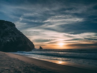 Portekiz 'i dolaş Naziler Cabo da Roca' da sörf yapan büyük dalgalar