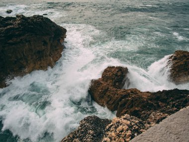 Portekiz 'i dolaş Naziler Cabo da Roca' da sörf yapan büyük dalgalar