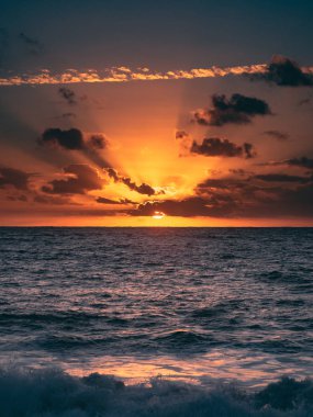 Portekiz Nazileri büyük dalgalarda sörf yapıyor.