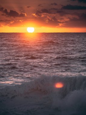 Portekiz Nazileri büyük dalgalarda sörf yapıyor.