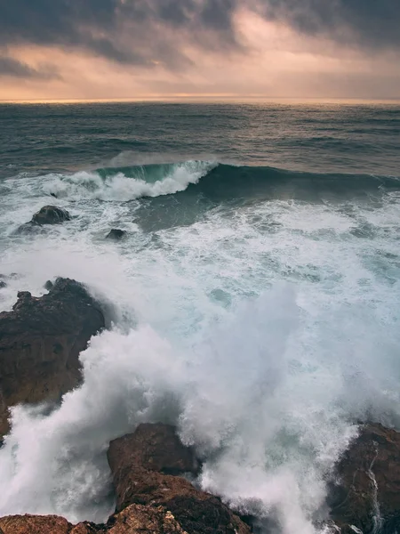 Города Португалии Океан Назаре Большие Волны — стоковое фото