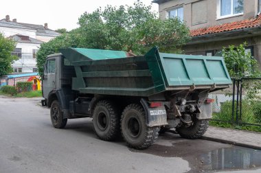 Pogranichnaya Caddesi 12 önünde damperli kamyon Kamaz-5511, Zelenogradsk, Kaliningrad bölgesi, Rusya Federasyonu, 13 Temmuz 2017