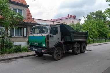 Pogranichnaya Caddesi 12 önünde damperli kamyon Kamaz-5511, Zelenogradsk, Kaliningrad bölgesi, Rusya Federasyonu, 13 Temmuz 2017