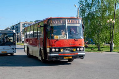 Şehir içi otobüs Ikarus-256,74 otobüs durağına yakın Moskova sokakta, Chaplygin, Lipetsk bölgesi, Rusya Federasyonu, 10 Mayıs 2018