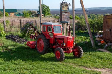 Traktör T-40am, Kashary Köyü, Zadonsk bölgesi, Lipetsk bölgesi, Rusya Federasyonu, 11 Mayıs 2018