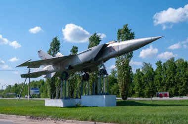 Aircraft Mig-25 - Moskova bulvarı, Yelets, Lipetsk Region, Rusya Federasyonu, 13 Mayıs 2018'de havacılar için bir anıt