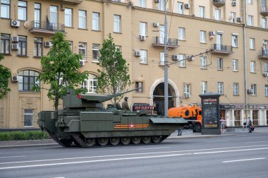 Zırhlı savaş aracı T-15, Armata platformunda Bolshaya Sadovaya Caddesi boyunca ilerleyip 17 Haziran 2020 'de Moskova, Rusya Federasyonu' nun askeri geçit provasına hazır olacak.