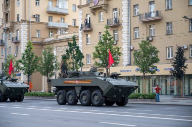 Piyade aracı K-17 Bumerang platformunda Bolshaya Sadovaya Caddesi boyunca takip ediyor. Moskova, Rusya Federasyonu, 17 Haziran 2020 'deki askeri geçit provasına hazır olmak için.
