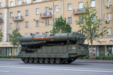 S-300V4 uçaksavar füze sistemi, 17 Haziran 2020 'de Moskova, Rusya' daki askeri geçit töreninin provasına hazır olmak için Bolshaya Sadovaya Caddesi boyunca ilerler.