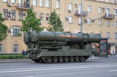 S-300V4 uçaksavar füze sistemi, 17 Haziran 2020 'de Moskova, Rusya Federasyonu askeri geçit töreninin provasına hazır olmak için Bolshaya Sadovaya Caddesi boyunca takip etmektedir.