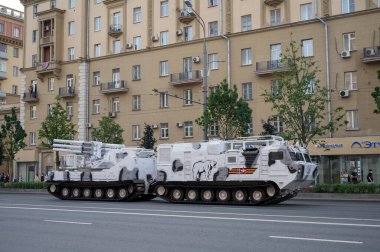 DT-30 PM şasesi üzerindeki Pantsir-SA uçaksavar füze sistemi 17 Haziran 2020 'de Moskova, Rusya Federasyonu' ndaki askeri geçit töreninin provasına hazır olmak için Bolshaya Sadovaya Caddesi boyunca takip etmektedir.