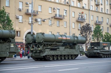 S-300V4 uçaksavar füze sistemi, 17 Haziran 2020 'de Moskova, Rusya Federasyonu askeri geçit töreninin provasına hazır olmak için Bolshaya Sadovaya Caddesi boyunca takip etmektedir.