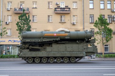 S-300V4 uçaksavar füze sistemi, 17 Haziran 2020 'de Moskova, Rusya' daki askeri geçit töreninin provasına hazır olmak için Bolshaya Sadovaya Caddesi boyunca ilerler.