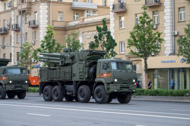 KamAZ-6560 şaseli Pantsir-S uçaksavar füze sistemi 17 Haziran 2020 'de Moskova, Rusya Federasyonu' ndaki askeri geçit töreninin provasına hazır olmak için Bolshaya Sadovaya Caddesi boyunca takip etmektedir.
