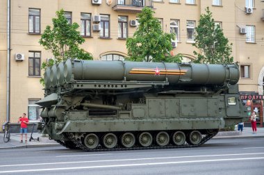 S-300V4 uçaksavar füze sistemi, 17 Haziran 2020 'de Moskova, Rusya' daki askeri geçit töreninin provasına hazır olmak için Bolshaya Sadovaya Caddesi boyunca ilerler.