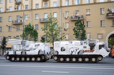 DT-30 PM şasesi üzerindeki Pantsir-SA uçaksavar füze sistemi 17 Haziran 2020 'de Moskova, Rusya Federasyonu' ndaki askeri geçit töreninin provasına hazır olmak için Bolshaya Sadovaya Caddesi boyunca takip etmektedir.