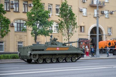 Piyade aracı BMP-3, 17 Haziran 2020 'de Moskova, Rusya Federasyonu askeri geçit töreninin provasına hazır olmak için Bolshaya Sadovaya Caddesi boyunca takip ediyor.