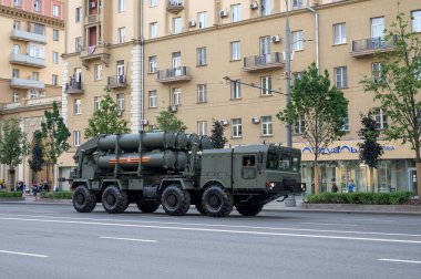 MZKT-7930 şasesi üzerinden Bal kıyı füze sisteminin nakliye ve yükleme aracı Bolshaya Sadovaya Caddesi boyunca 17 Haziran 2020 'deki askeri geçit töreninin provası için hazır olacak.