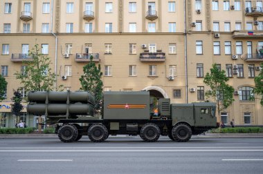 MZKT-7930 şasesi üzerindeki Bal kıyı füze sisteminin kendinden itişli fırlatıcısı Bolshaya Sadovaya Caddesi boyunca 17 Haziran 2020 'deki askeri geçit provasına hazır olmak için takip ediyor.