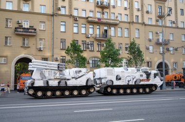DT-30 PM şasesi üzerindeki Pantsir-SA uçaksavar füze sistemi 17 Haziran 2020 'de Moskova, Rusya Federasyonu' ndaki askeri geçit töreninin provasına hazır olmak için Bolshaya Sadovaya Caddesi boyunca takip etmektedir.