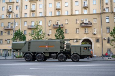 MZKT-7930 şasesi üzerindeki Bal kıyı füze sisteminin kendinden güdümlü komuta merkezi Bolshaya Sadovaya Caddesi boyunca takip ederek 17 Haziran 2020 'deki askeri geçit için Moskova, Rusya Federasyonu provasına hazır olacak.