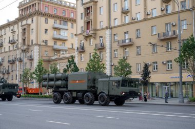MZKT-7930 şasesi üzerindeki Bal kıyı füze sisteminin kendinden itişli fırlatıcısı Bolshaya Sadovaya Caddesi boyunca 17 Haziran 2020 'deki askeri geçit provasına hazır olmak için takip ediyor.