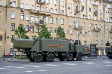 MZKT-7930 şasesi üzerindeki Bal kıyı füze sisteminin kendinden güdümlü komuta merkezi Bolshaya Sadovaya Caddesi boyunca takip ederek 17 Haziran 2020 'deki askeri geçit için Moskova, Rusya Federasyonu provasına hazır olacak.