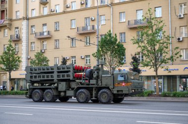BAZ-69092 şasesi üzerindeki S-350 uçaksavar füze sisteminin otomatik ateşleyicisi Bolshaya Sadovaya Caddesi boyunca 17 Haziran 2020 'deki askeri geçit provasına hazır olmak için takip ediyor.