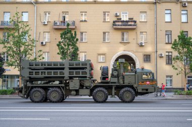 BAZ-69092 şasesi üzerindeki S-350 uçaksavar füze sisteminin otomatik ateşleyicisi Bolshaya Sadovaya Caddesi boyunca 17 Haziran 2020 'deki askeri geçit provasına hazır olmak için takip ediyor.