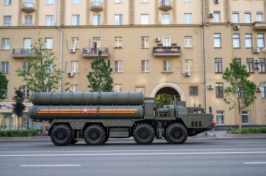 MAZ-543M şasesi üzerindeki S-400 uçaksavar füze sisteminin otomatik ateşleyicisi Bolshaya Sadovaya Caddesi boyunca 17 Haziran 2020 'deki Rusya Federasyonu askeri geçit provasına hazır olmak için takip ediyor.