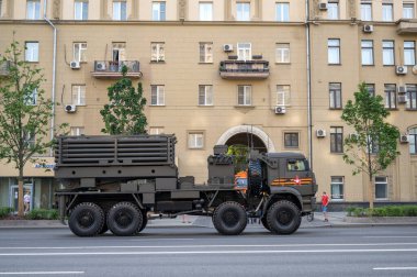 KamAZ-6560 şasesi üzerindeki ISDM uzaktan maden mühendisliği sisteminin savaş aracı Bolshaya Sadovaya Caddesi boyunca 17 Haziran 2020 'deki Moskova, Rusya Federasyonu askeri geçit töreninin provasına hazır olmak için takip ediyor.
