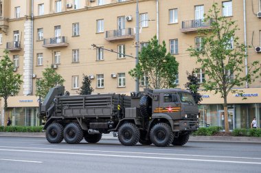 KamAZ-6560 şasesi üzerindeki ISDM uzaktan maden mühendisliği sisteminin taşıma ve yükleme makinesi Bolshaya Sadovaya Caddesi boyunca 17 Haziran 2020 'deki Moskova, Rusya Federasyonu askeri geçit töreninin provasına hazır olmak için takip etmektedir.