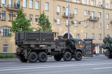 KamAZ-6560 şasesi üzerindeki ISDM uzaktan maden mühendisliği sisteminin savaş aracı Bolshaya Sadovaya Caddesi boyunca 17 Haziran 2020 'deki Moskova, Rusya Federasyonu askeri geçit töreninin provasına hazır olmak için takip ediyor.