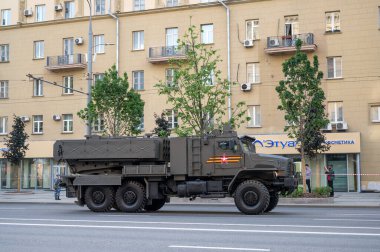 Ural-63704 Tornado-U şasisi üzerinde TOS-2 