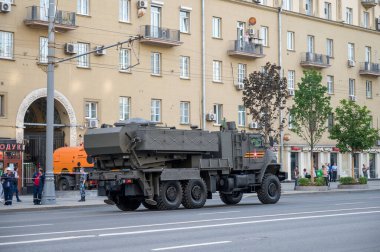 Ural-63704 Tornado-U şasisi üzerinde TOS-2 