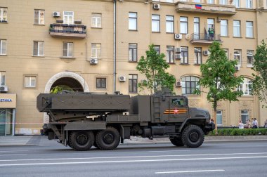 Ural-63704 Tornado-U şasisi üzerinde TOS-2 