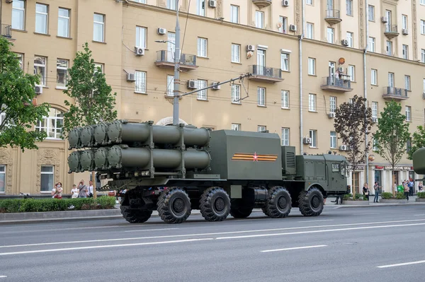 MZKT-7930 şasesi üzerindeki Bal kıyı füze sisteminin kendinden itişli fırlatıcısı Bolshaya Sadovaya Caddesi boyunca 17 Haziran 2020 'deki askeri geçit provasına hazır olmak için takip ediyor.