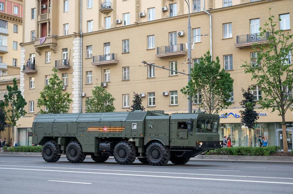 MZKT-7930 şasesi üzerindeki İskander-M füze sisteminin itici ateşleyicisi Bolshaya Sadovaya Caddesi boyunca 17 Haziran 2020 'deki askeri geçit provasına hazır olmak için takip ediyor.
