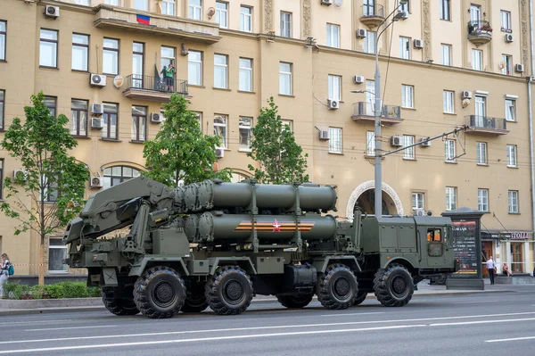 MZKT-7930 şasesi üzerinden Bal kıyı füze sisteminin nakliye ve yükleme aracı Bolshaya Sadovaya Caddesi boyunca 17 Haziran 2020 'deki askeri geçit töreninin provası için hazır olacak.