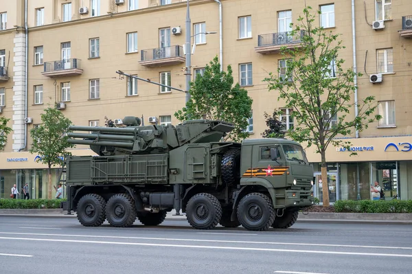 KamAZ-6560 şaseli Pantsir-S uçaksavar füze sistemi 17 Haziran 2020 'de Moskova, Rusya Federasyonu' ndaki askeri geçit töreninin provasına hazır olmak için Bolshaya Sadovaya Caddesi boyunca takip etmektedir.
